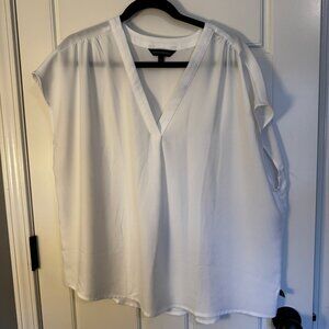 Banana Republic White Sleeveless V-Neck Blouse XL